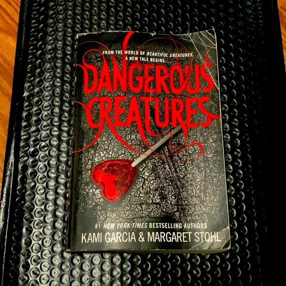 DANGEROUS CREATURES #1 NY TIMES BESTSELLING AUTHORS SOFT COVER BOOK 📕 - Picture 1 of 3